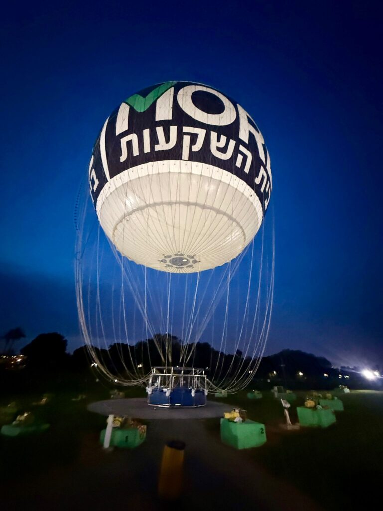 כדור פורח מואר בחושך רקע שמים כחולים כהים