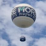 כדור פורח על רקע שמים כחולים
