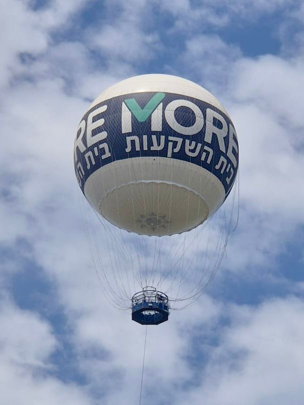 כדור פורח על רקע שמים כחולים