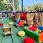 חצר התיאטרון עם פינות ישיבה ססגוניות