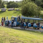 רכבת בהפסקה, מבט מגבעת דשא