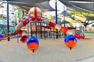 מתקן משחקים ומגלשות ומעליו הצללה