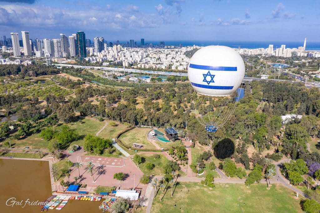 לרגל יום העצמאות הכדור הפרוח באויר ועליו דגל ישראל על רקע הפארק
