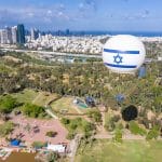 לרגל יום העצמאות הכדור הפרוח באויר ועליו דגל ישראל על רקע הפארק
