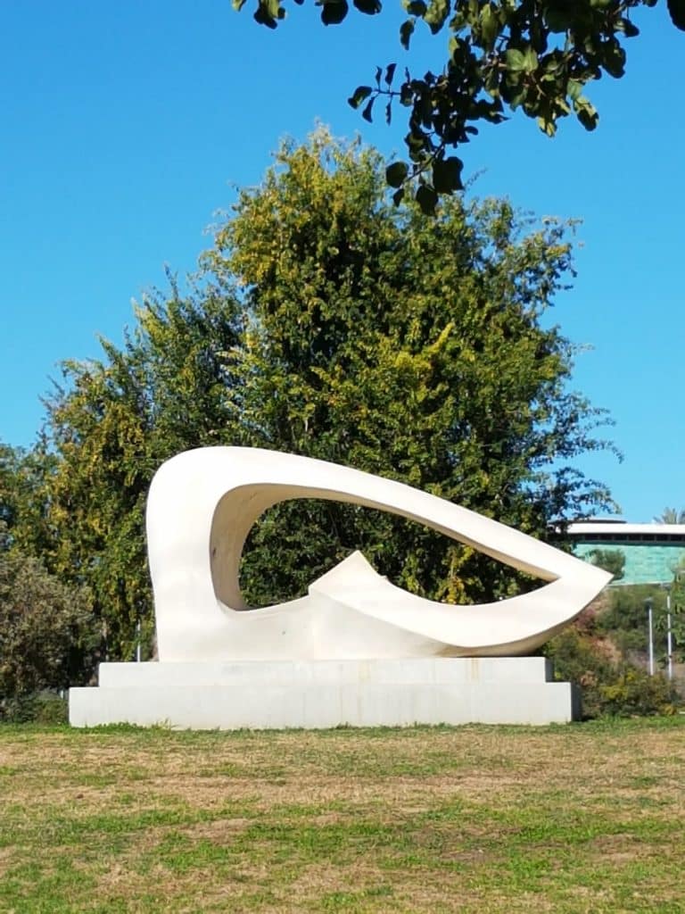 פסל בצורת קונכיה