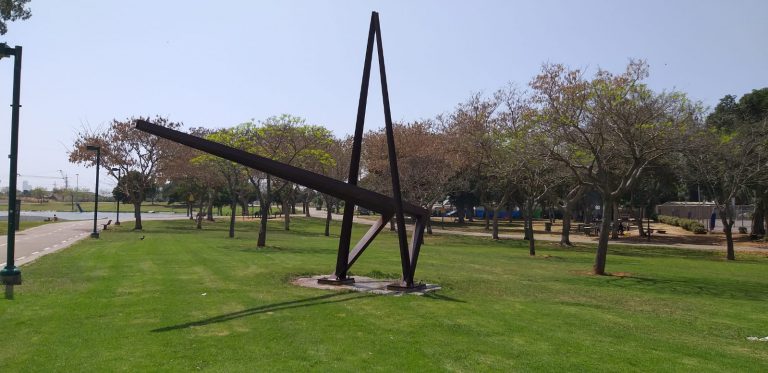 פסל גיאומטרי על רקע דשא בפארק