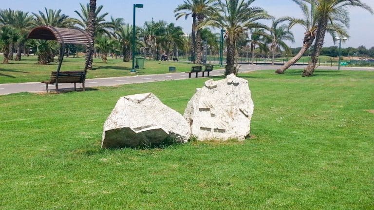 הפסל מורכב משתי אבנים גדולות ועליהן מגוון חריטות וצורות מפוסלות.