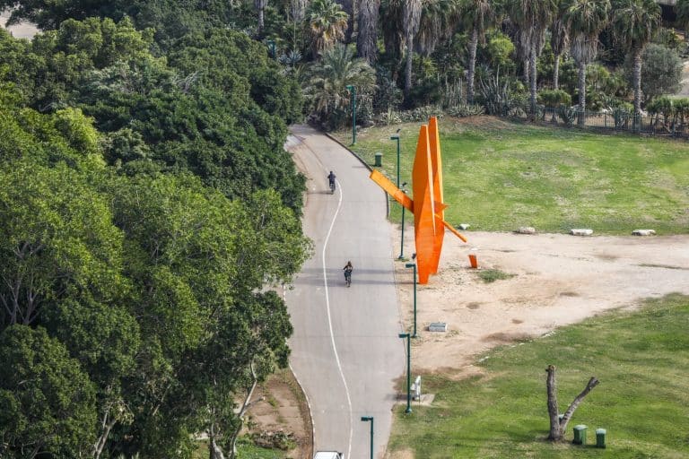 פסל חוצות כתום על רקע הפארק במבט מלמעלה