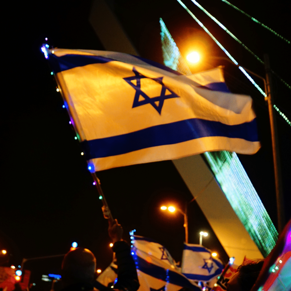 דגל ישראל מתנפנף בערב