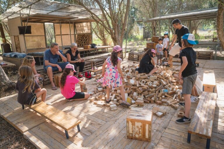 ילדין משחקים בערימת קוביות