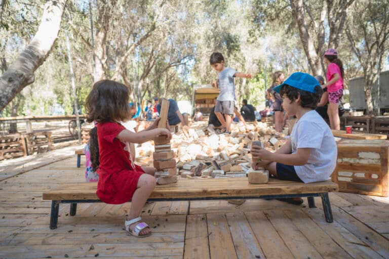 שני ילדים משחקים בקוביות