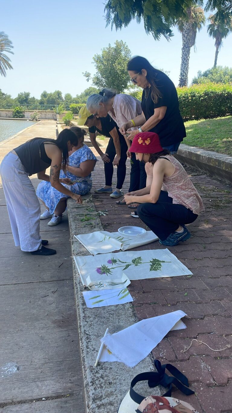 המשתתפים והמשתתפות בסדנה בוחנים את היצירות