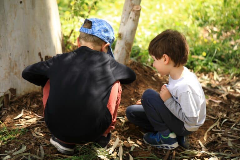 ילדים חוקרים את הטבע על שביל