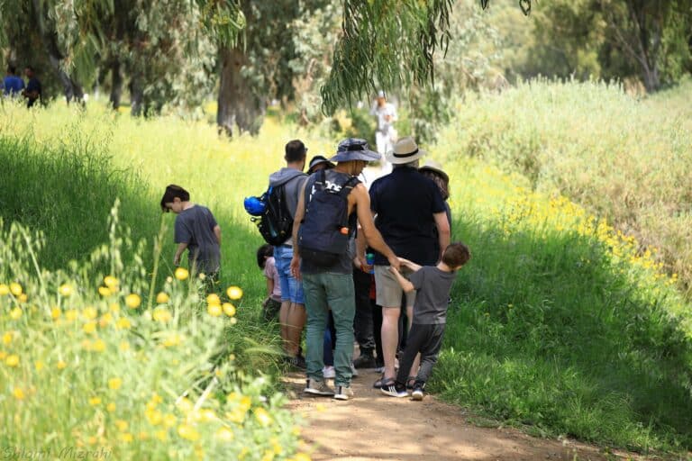 אנשים הולכים בשביל