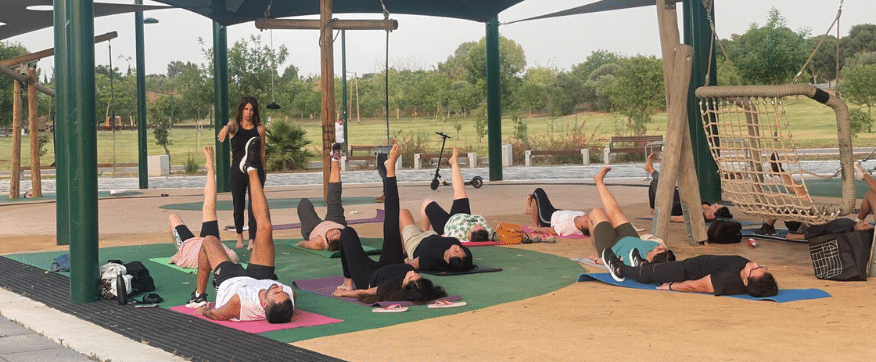 קבוצת מתעמלים בשיעור בגינה