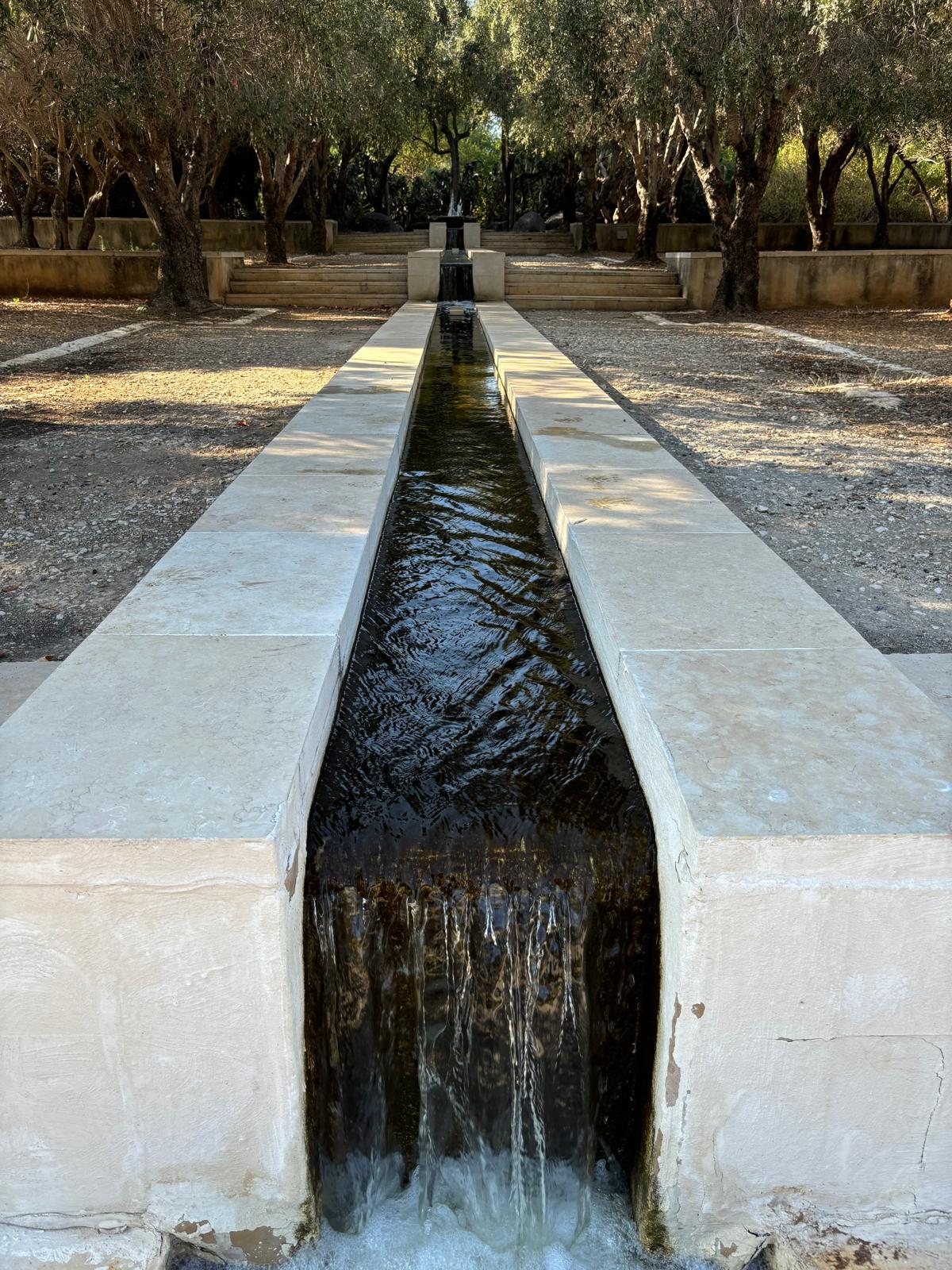 תעלת מים אסתטית מאבן מסותת המובילה למזרקה