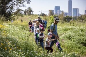 משפחות מטיילות בטבע פורח בגני יהושע