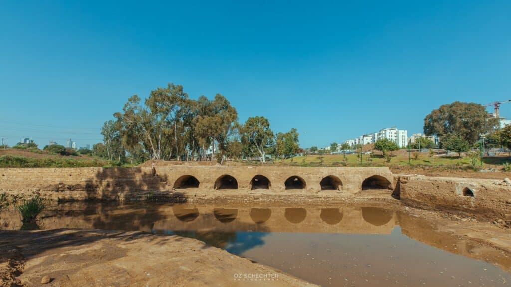 עשר טחנות, קשתות אבן עגולות מעל לירקון