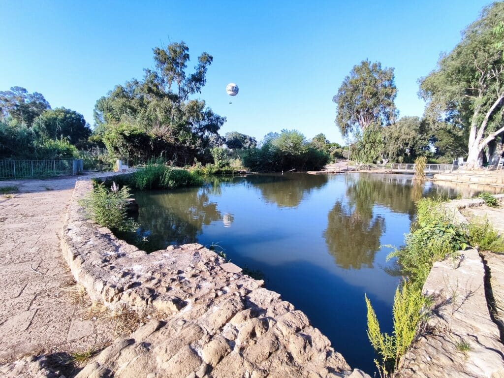 שבע טחנות ובריכת המים מבחוץ