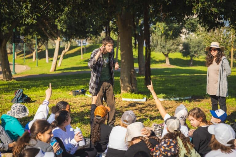 מדריך מסביר לקבוצת ילדים