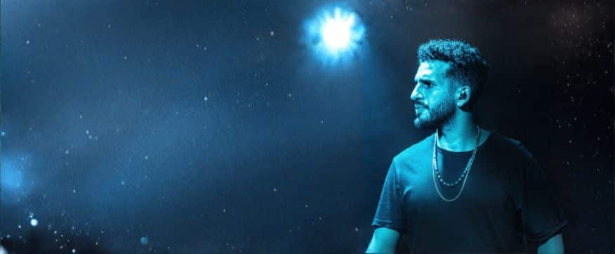 תמונה של בר צברי על רקע כחול כהה