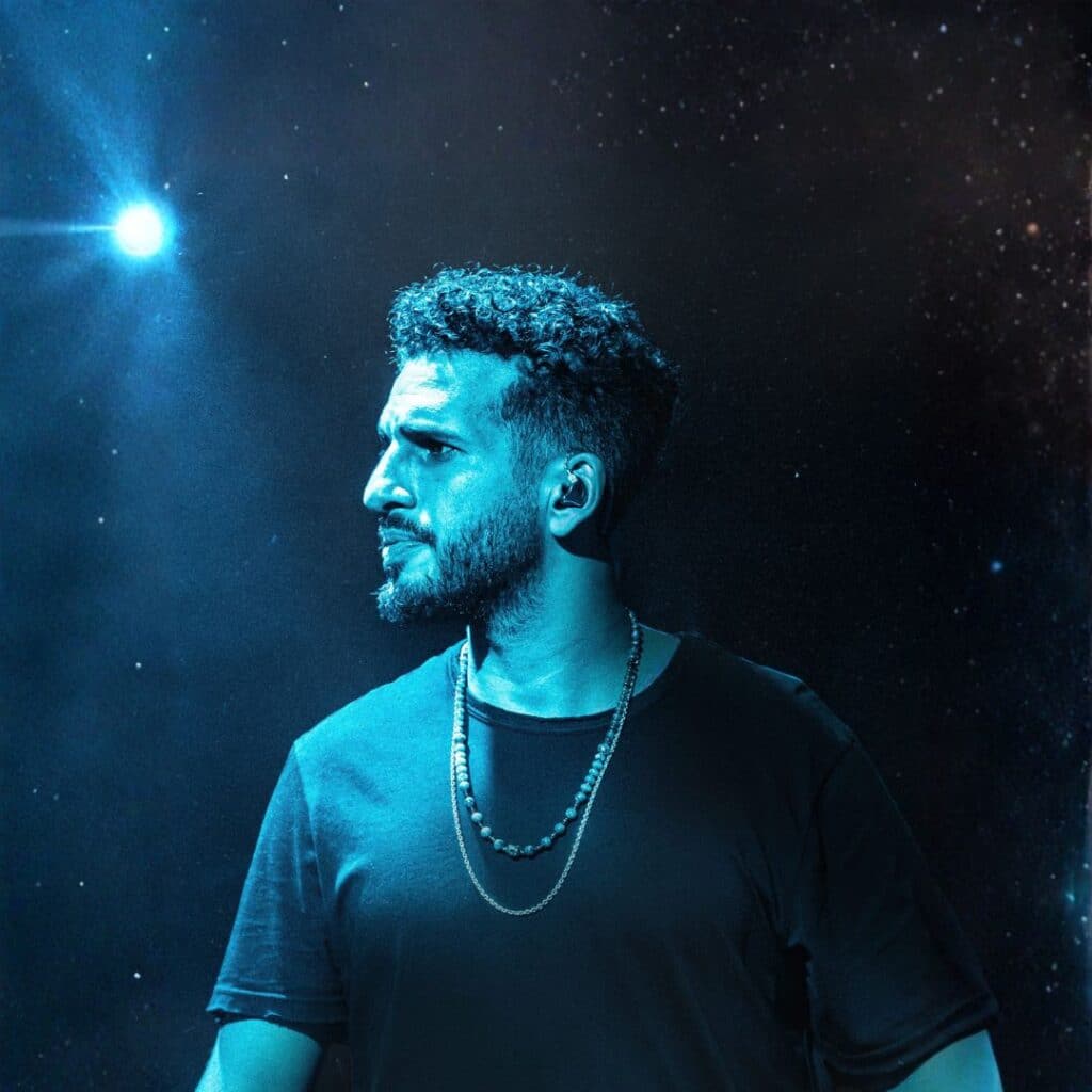 תמונה של בר צברי על רקע כחול כהה