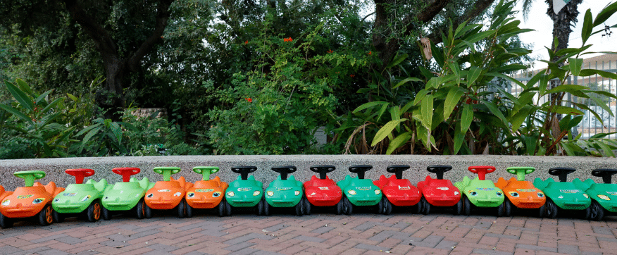 שורת בימבות צבעוניות מסודרות בקו ישר