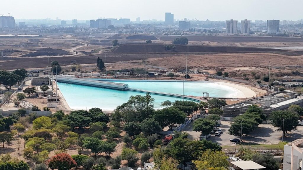 "מבט על" על בריכת הגלים החדשה בפארק בגין