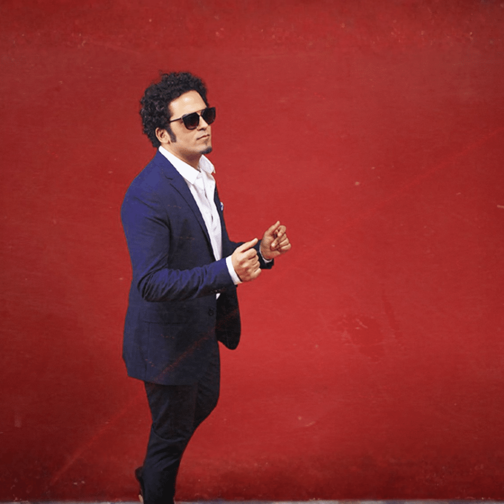 תמונה של גיא מזיג על רקע אדום