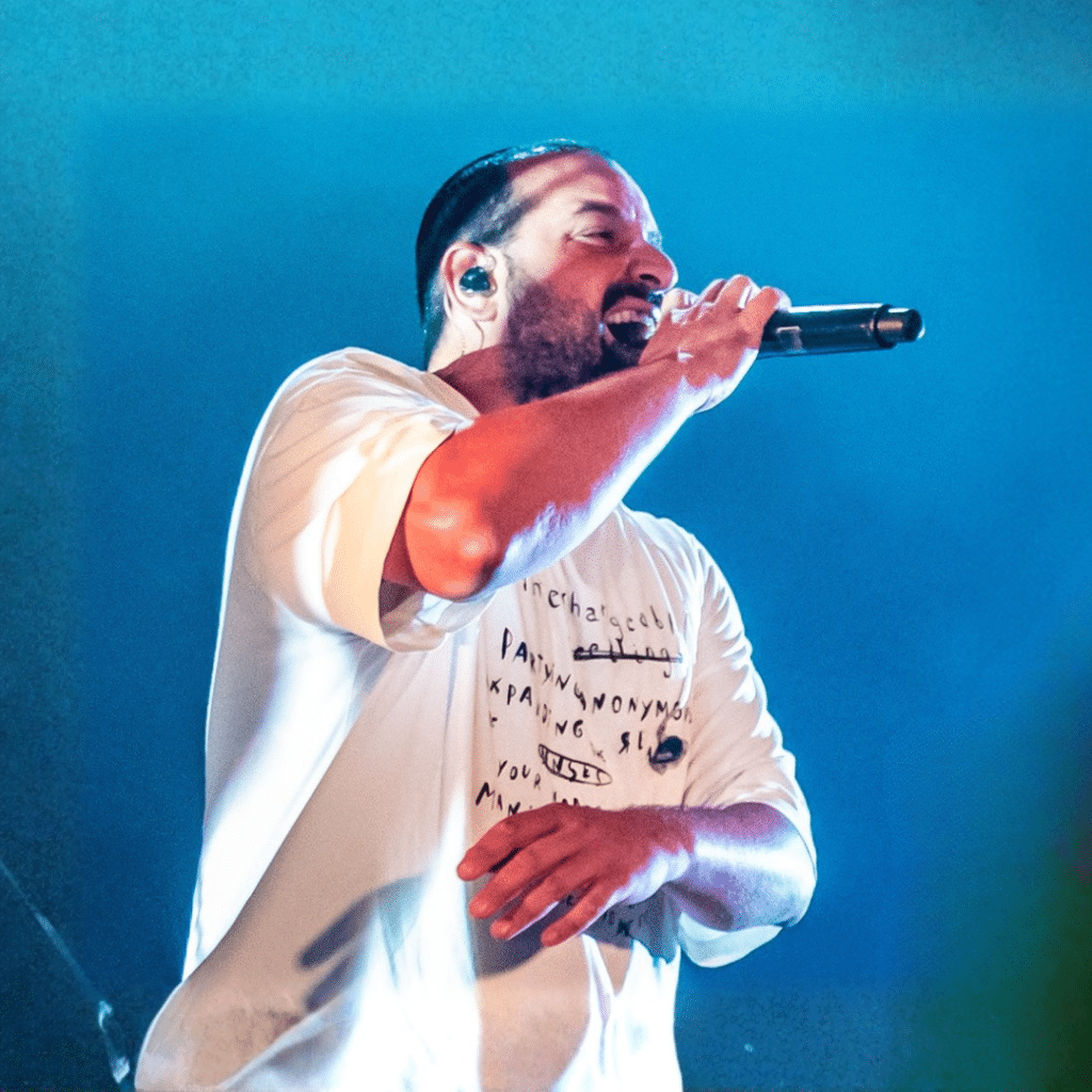 תמונה של עקיבא על רקע כחול בזמן הופעה