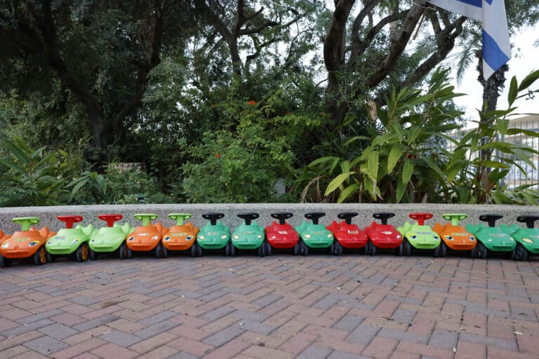 שורת בימבות צבעוניות מסודרות בקו ישר