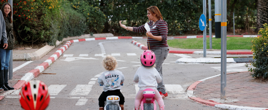 שתי פעוטות במרחב לזהירות בדרכים