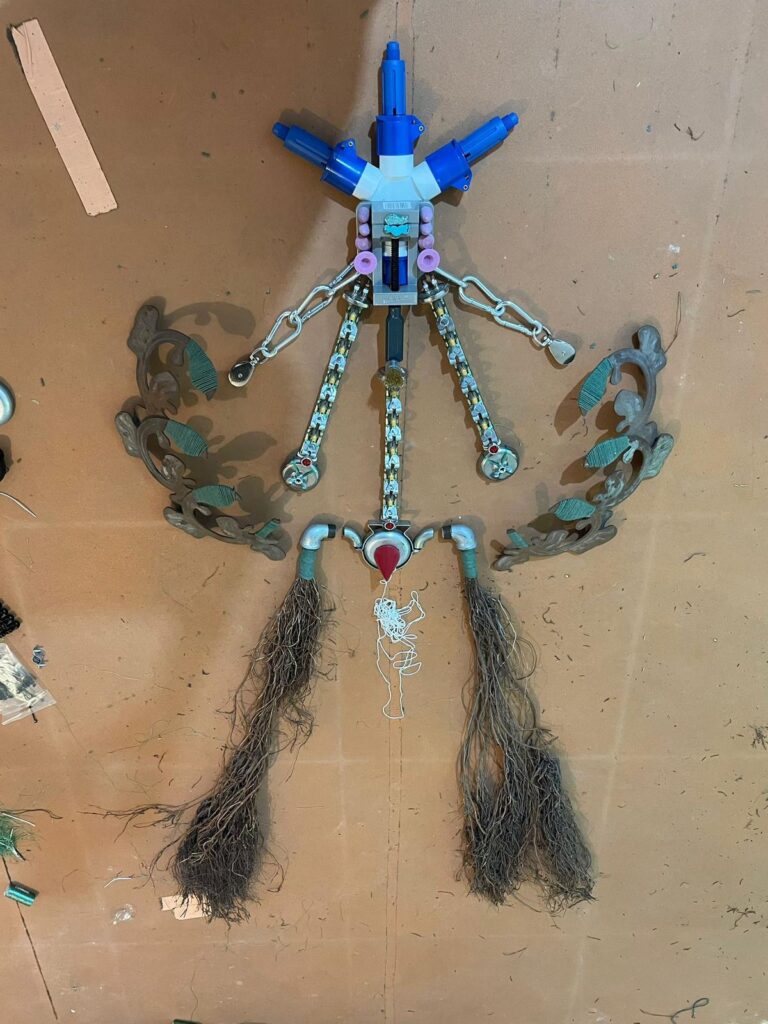 מיצב אבסטרקטי מונח על הרצפה