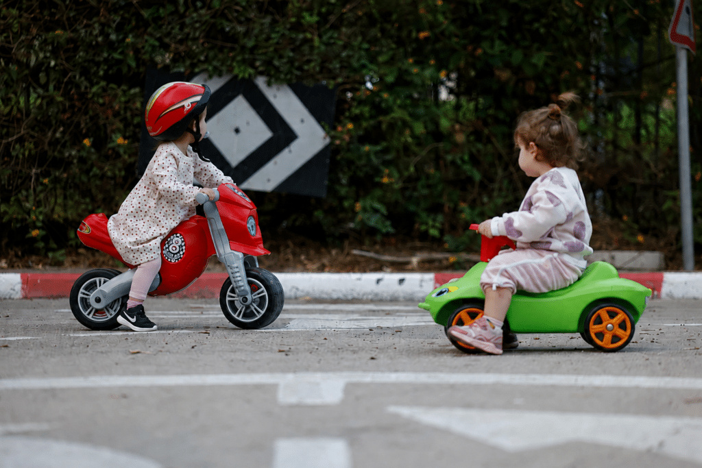שני פעוטות נוסעים זה לקראת זה על בימבות