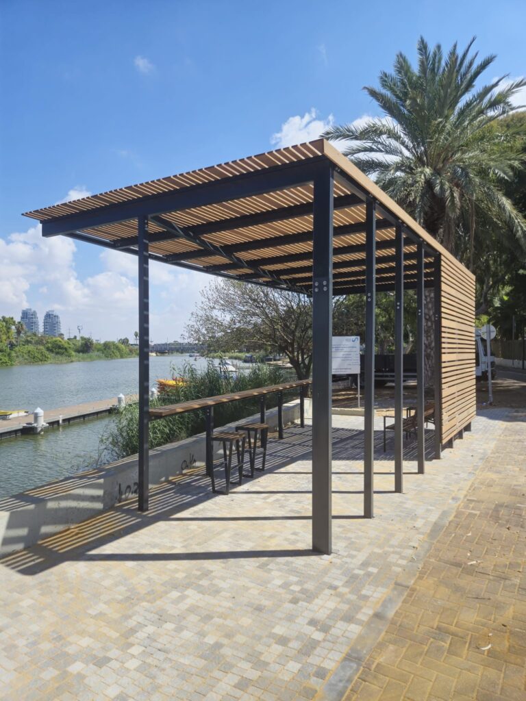 מרפסת תצפית מעץ צופה אל הירקון