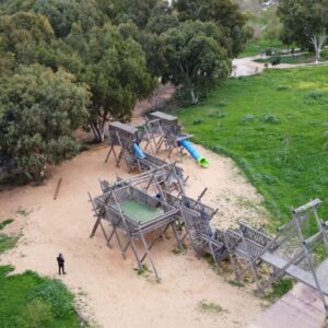 מתקני משחק מעץ בפארק במבט מלמעלה