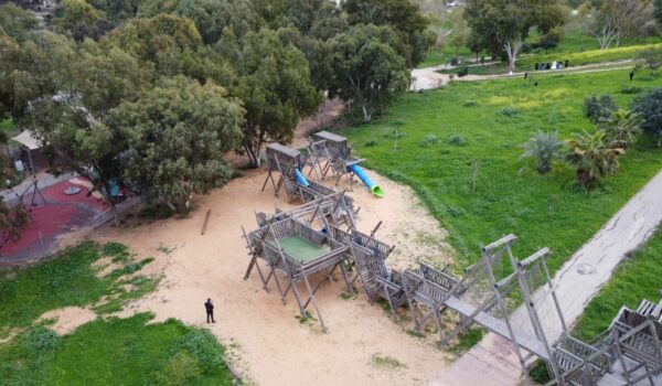 מתקני משחק מעץ בפארק במבט מלמעלה