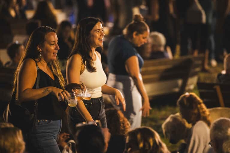 נשים צעירות מחייכות ומשוחחות