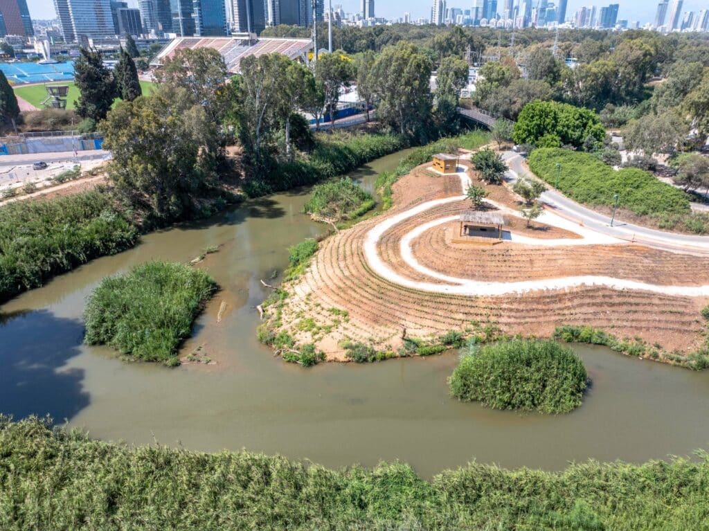 צילום של אזור פרוייקט ההעשרה הביולוגי בסמוך לגשר המכבייה בפארק