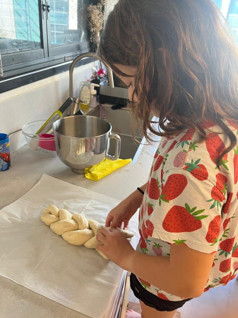 ילדה קולעת חלה