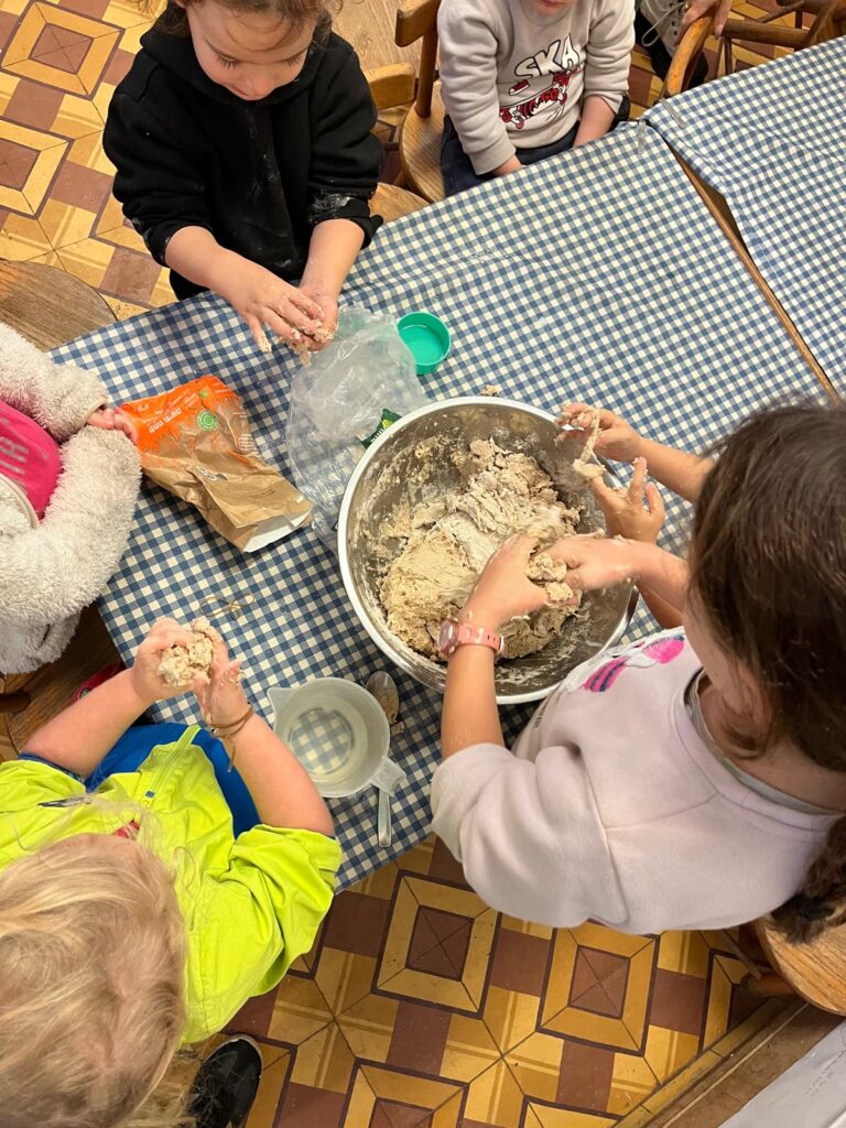 ילדים לשים בצק בקערה