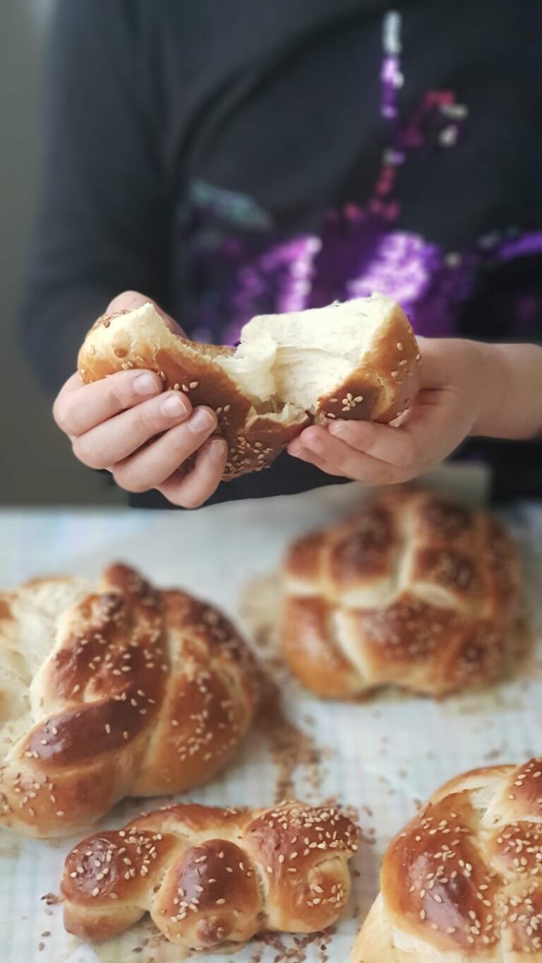 ידיים בוצעות חלה עגולה