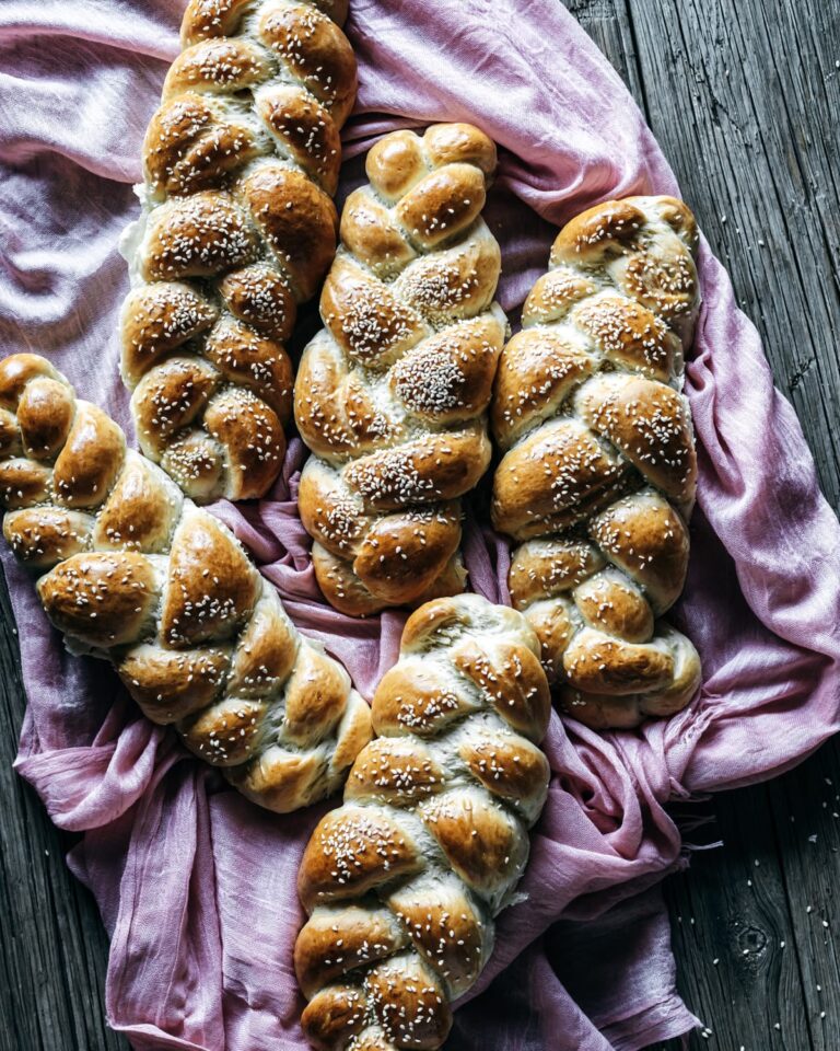 חמש חלות קלועות על גבי בד סגלגל מקומט