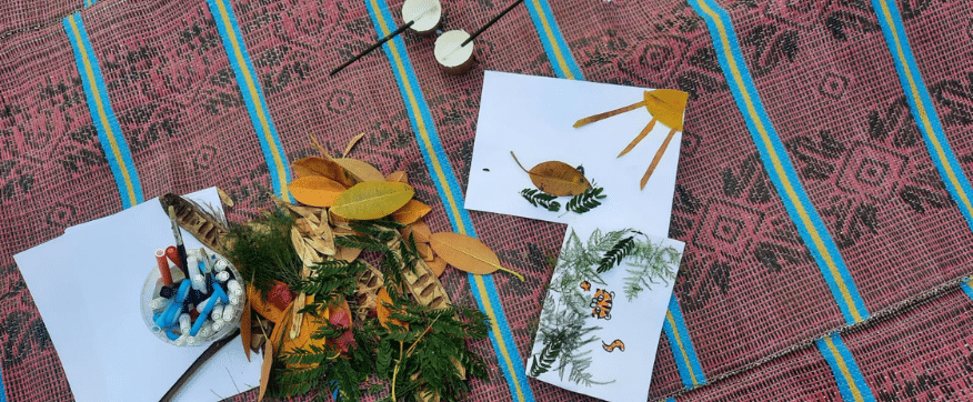 מחצלת ועליה חמרי יצירה מהטבע, עלים ותרמילים וגם דבק וצבעים