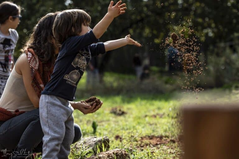 ילד זורק חול