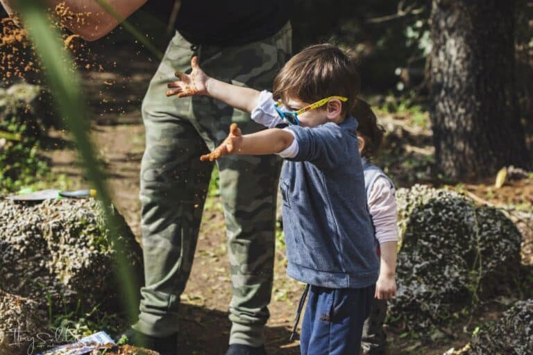 ילד מפזר חול