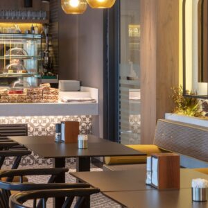 בית קפה חמים, שולחנות כיסאות עץ ומזנון