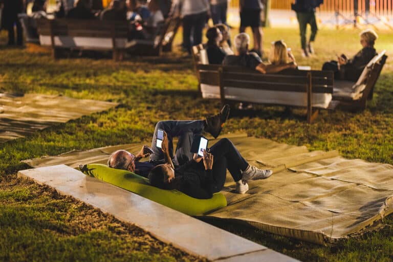 אירוע יין בפארק 2025 - זוג יושב על מחצלת