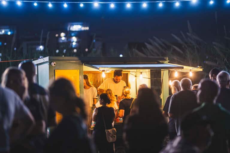 אירוע יין בפארק 2025 - אנשים עומדים בתור ליין