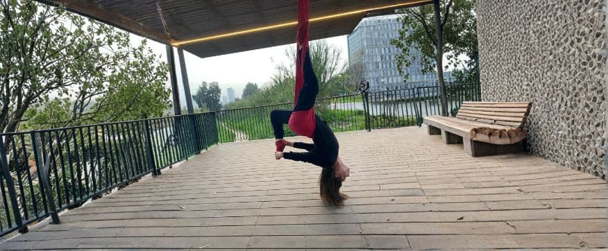 המורה דליה, תלויה הפוך מערסל אדום שתלוי בפרגולה בירקון